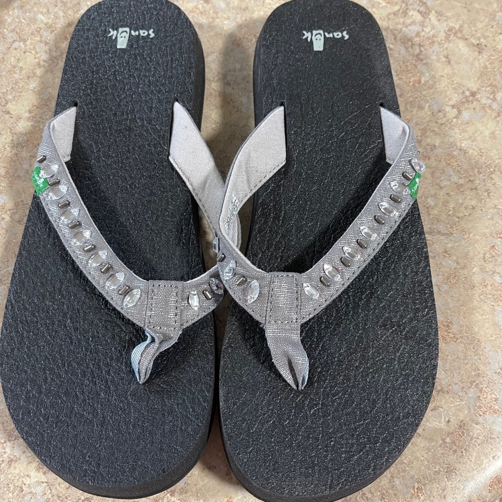 Sanuk yoga zen flip flops, new without tags